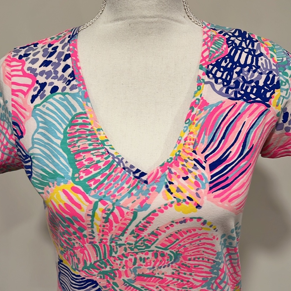 Lilly Pulitzer Short Sleeve V-neck T-shirt Size Small - Picture 2 of 8